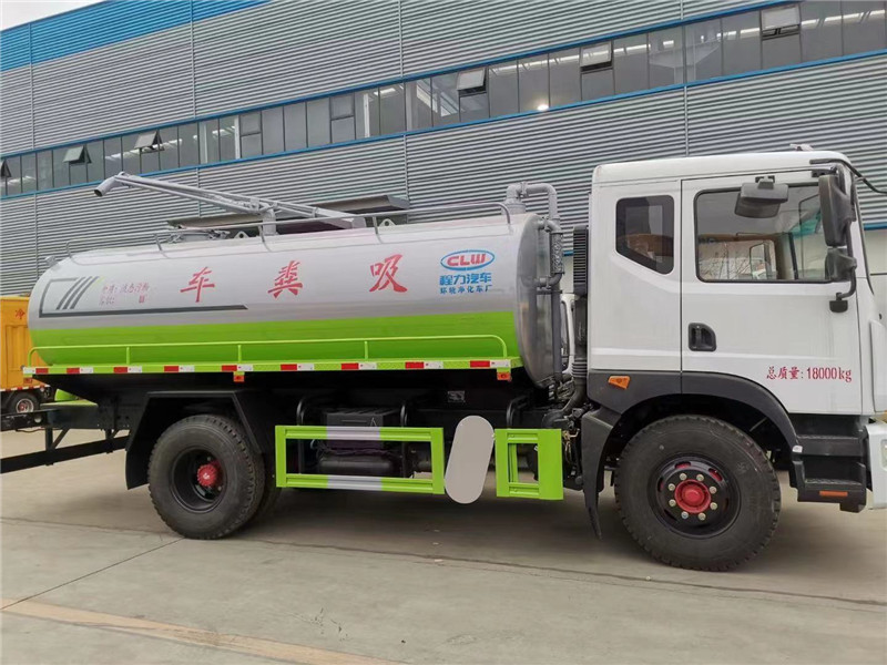 東風(fēng)D9吸糞車罐體采用機器壓板一次性成型技術(shù)