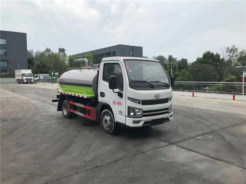 福田時(shí)代吸糞車(chē)色彩亮麗廣泛適用于各個(gè)場(chǎng)合的抽吸、裝運(yùn)和排卸作業(yè)