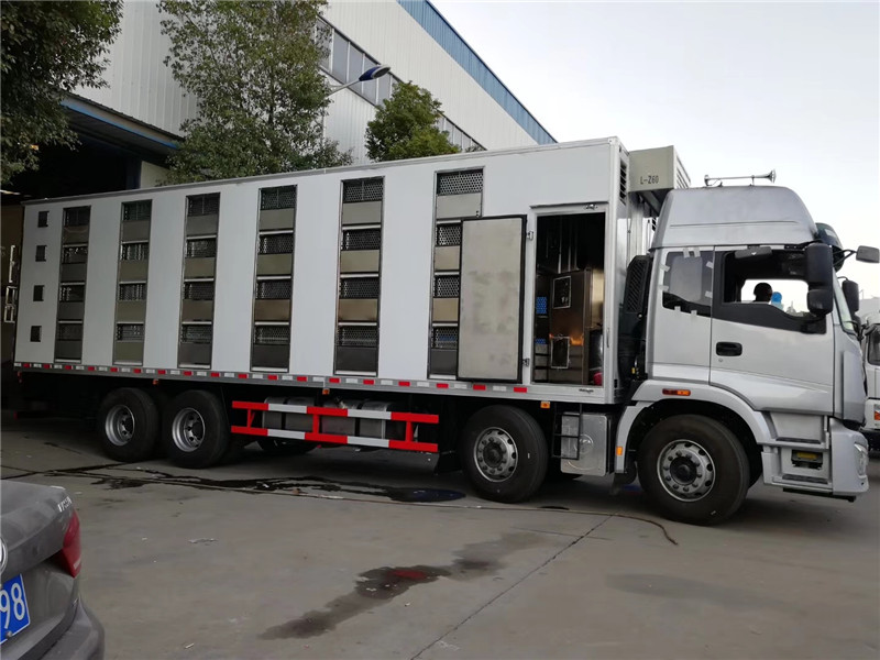 東風天龍散裝飼料運輸車罐體采用特種軸承鏈接，高效穩定破碎率低
