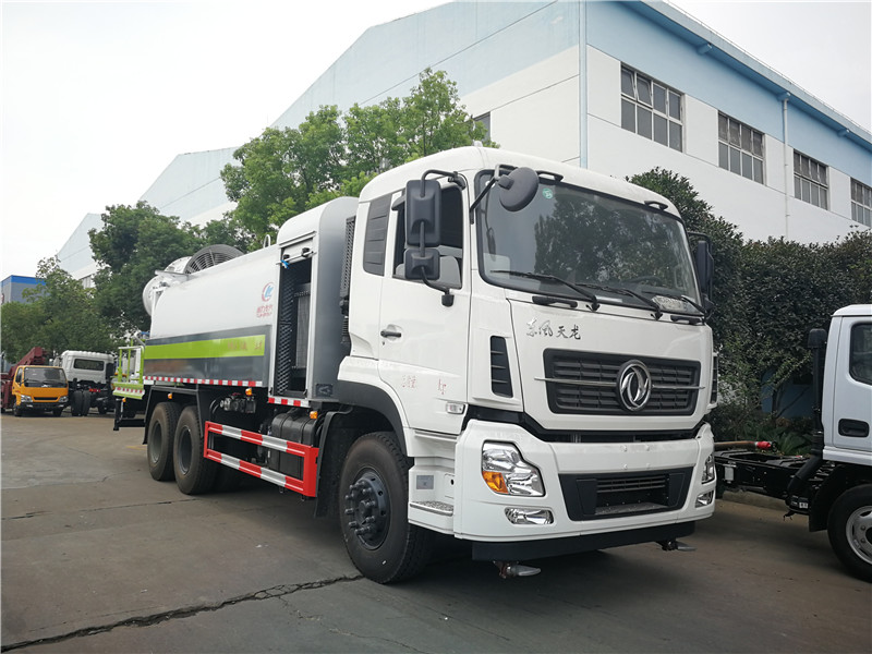 東風D9道路灑水養(yǎng)護車中控臺比較簡潔，各種按鍵一目了然