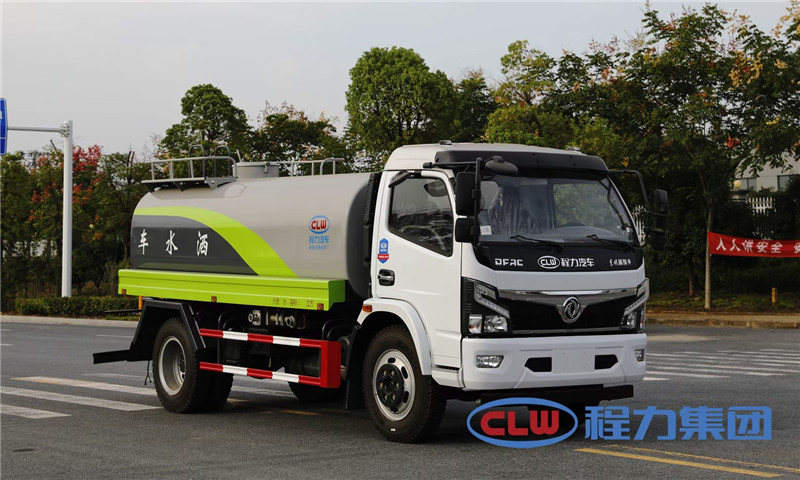 東風D7多利卡8噸灑水車高壓風機噴出水霧，顆粒達到了微米級
