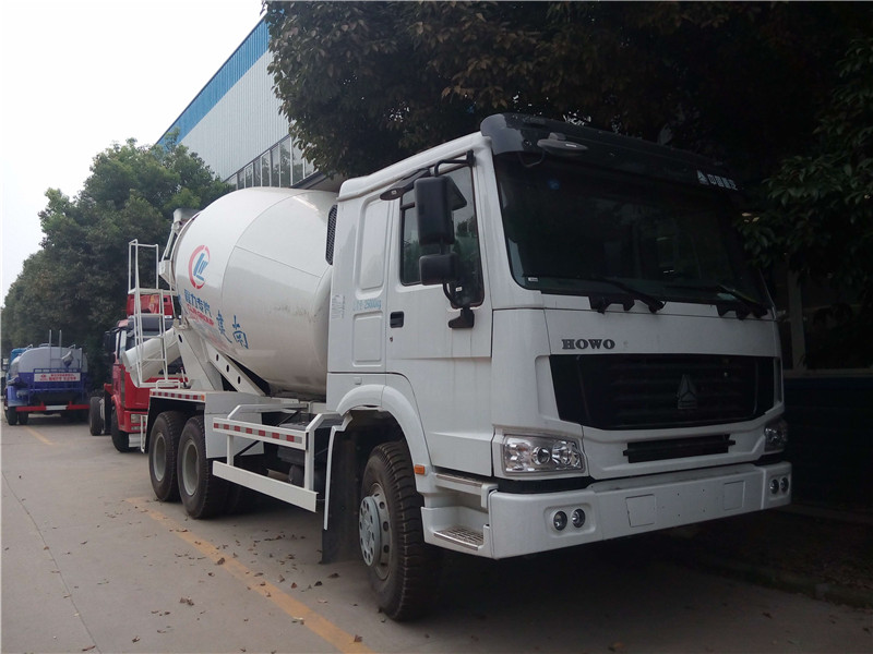 東風福瑞卡攪拌車，各部件量正?？煽?，有效提高操作人員上下安全性