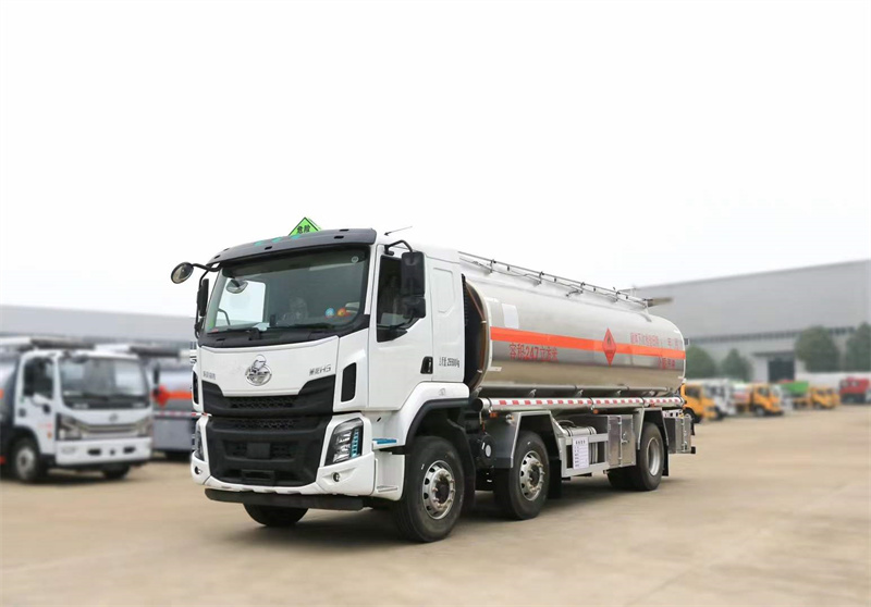 國(guó)六柳汽乘龍6*2運(yùn)油車